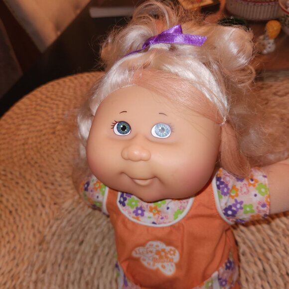 Cabbage Patch Kids Magic Glow Surprise Blonde Curly Hair Doll with Orange Outfit - Picture 3 of 9